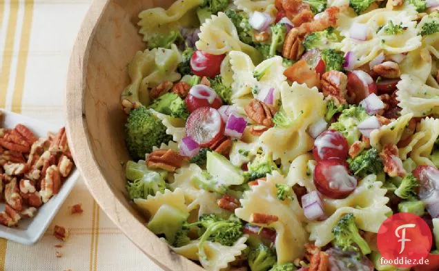 Brokkoli, Trauben und Nudelsalat