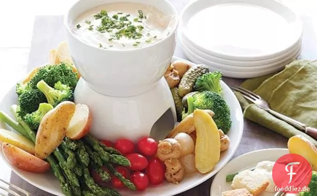Leichtes Käsefondue mit Fingerlingkartoffeln, französischem Brot und ausgewähltem Gemüse