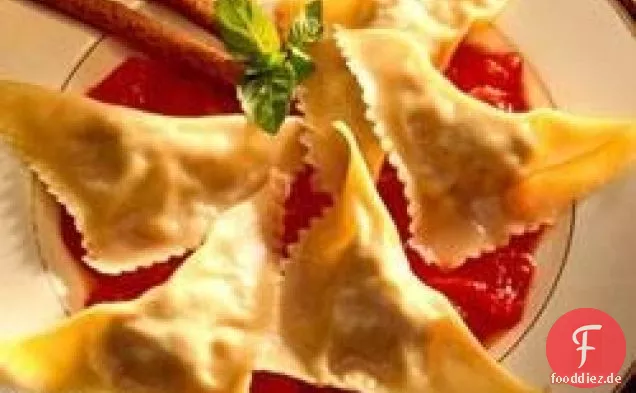 Einfache käsige Hühnerravioli