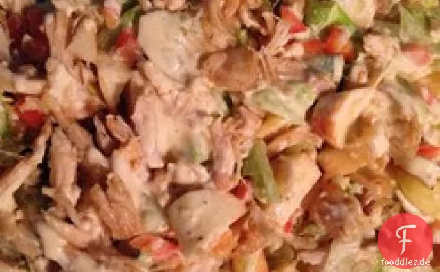 Hühnersalat mit Speck, Salat und Tomaten