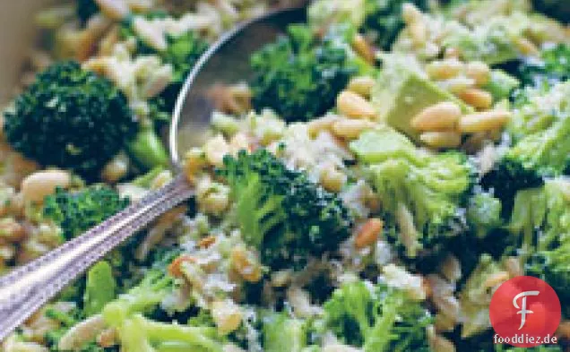 Vollkorn-Orzo-Salat mit Brokkoli-Pinienkern-Pesto