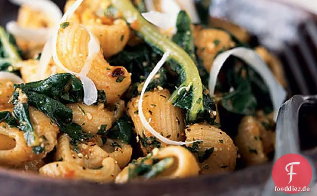 Vollkorn-Nudelschalen mit würzigem Tomatenpesto und Wintergrün