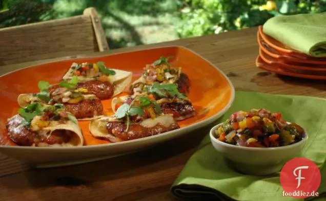 Gegrillte heiße und süße Wursttacos mit Aprikosen-Jalapeno-Glasur, gegrilltem Pfeffer und Salsa mit roten Zwiebeln