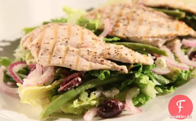 Mediterraner Salat mit gegrilltem Huhn