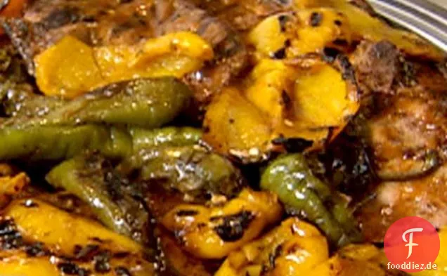 Gegrillte Schweinekoteletts mit langen Hots und gelben Paprika