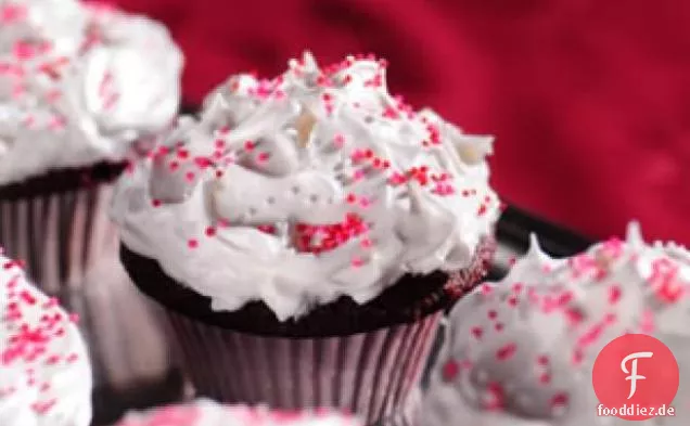 Rote Samt-Cupcakes mit flauschiger Baiserglasur