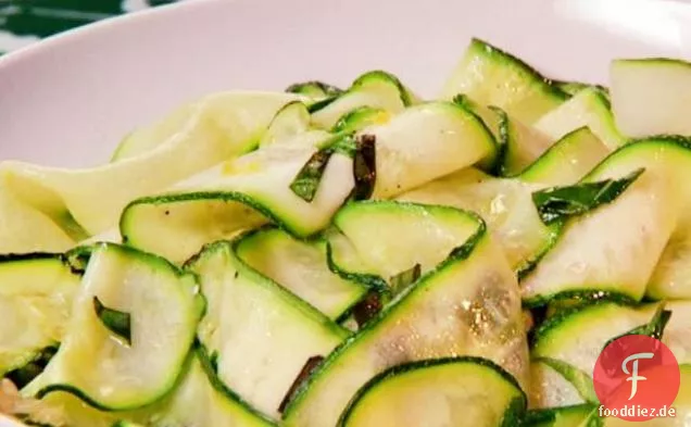 Zucchini-Bänder mit Kräuterbutter