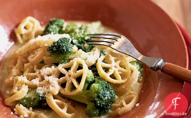 Wagenräder mit Brokkoli und Parmesan