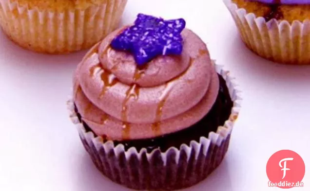 Vegane Schokoladen-Ganache-Cupcakes mit gesalzenem Karamell und dunkler Schokoladenbuttercreme
