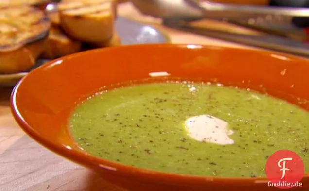 Buttrige Baby-Erbsensuppe mit Pan gegrilltem Brot