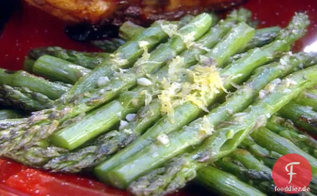 Gegrillter Spargel mit Zitrone und Knoblauch