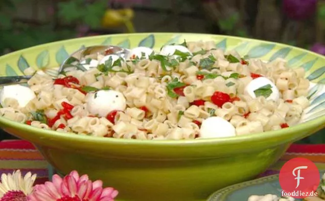 Nudelsalat mit gerösteten Paprika und Basilikum mit weißem Balsamico-Dressing