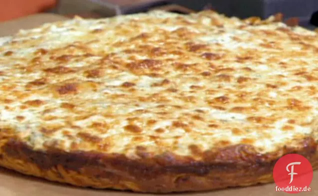 Carbonara Deep-Dish Pasta-verkrustete Pfanne Pizza