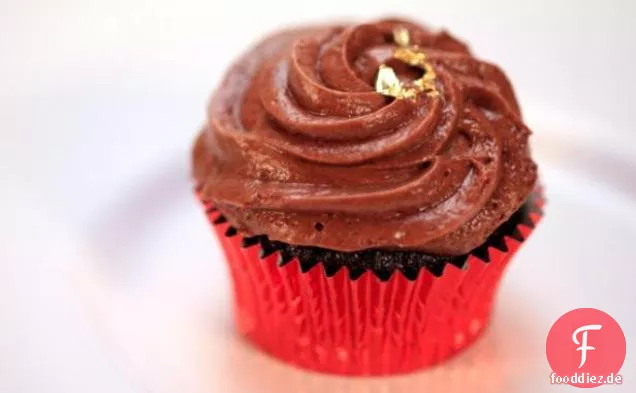 Stehende Ovationen: Süße Schokoladen-Port-Cupcakes, Portwein-Reduktionssirup, Himbeer-Creme-Fraiche-Füllung, französisches Schokoladenmousse