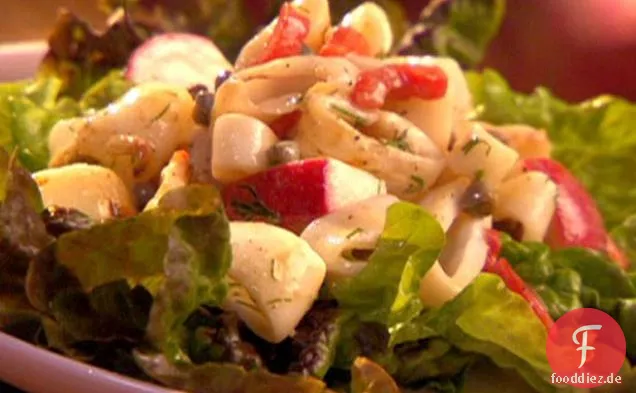 Gegrillter Calamari-Rettichsalat mit Zitronen-Dill-Vinaigrette