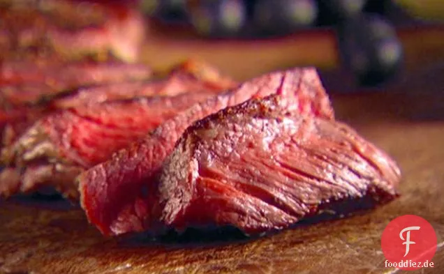 Rib-Eye-Steak mit schwarzer Oliven-Vinaigrette