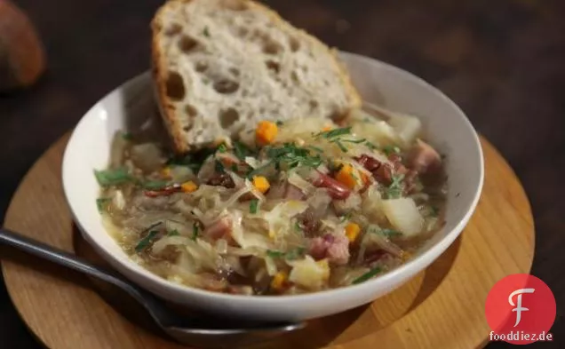 Schinken-Bohnen-Speck-Suppe mit Sauerkraut