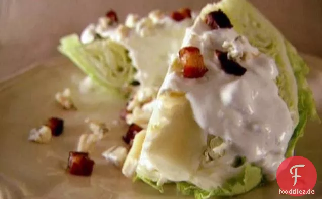 Iceberg Wedges mit Pancetta Gorgonzola-Dressing