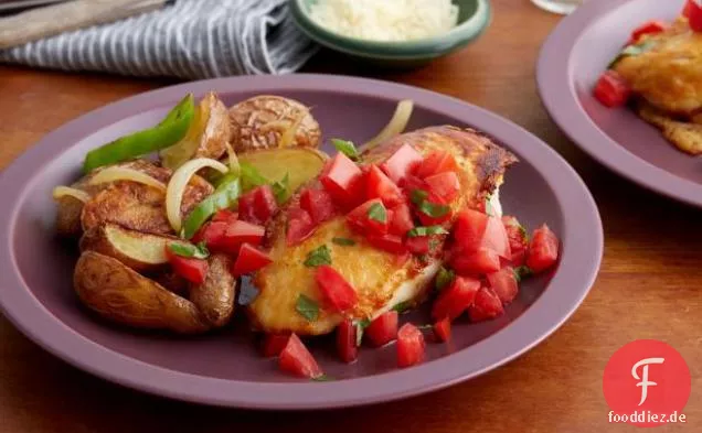 Parmesan verkrustete Hähnchenbrust mit Tomaten und Basilikum und Kartoffeln mit Paprika und Zwiebeln