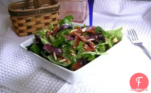 Baby Greens mit einem warmen Gorgonzola-Dressing