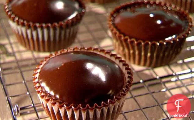 Schokoladen-Käsekuchen-Cupcakes mit Ganache-Zuckerguss