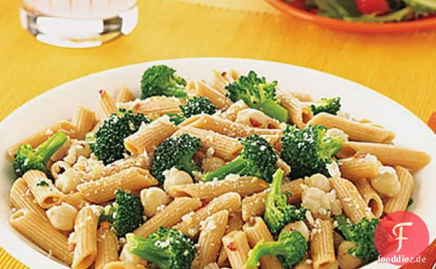 Vollkorn-Penne mit Brokkoli und Kichererbsen