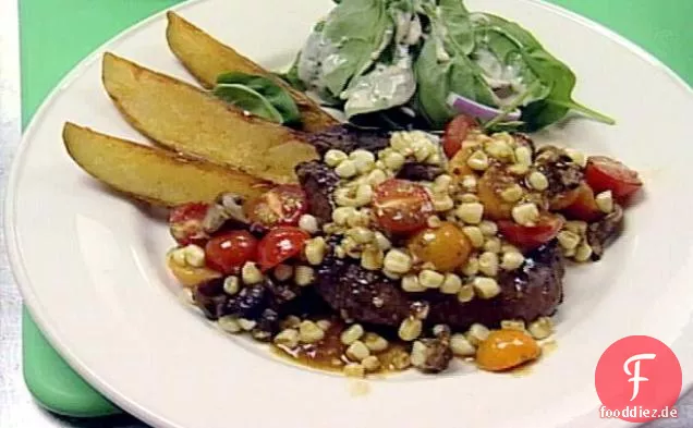Gegrilltes Lendensteak mit Sommergemüse-Ragout und Steak-Pommes