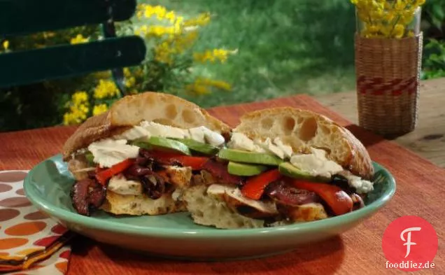 Wild Wahoo Gourmet-Sandwiches mit Rum-Birnen-Spinat-Salat
