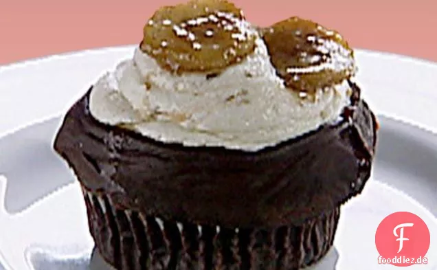 Gilbert Ganache-gebratene Cupcakes: Schokoladen-Seltzer-Cupcakes mit Ganache, Bananenglasur und karamellisierter Banane