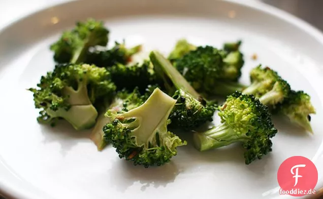 Knoblauch-Sesam-gehärtete Brokkoli-Salat