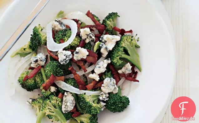 Spritziger Brokkolisalat mit Buttermilchdressing