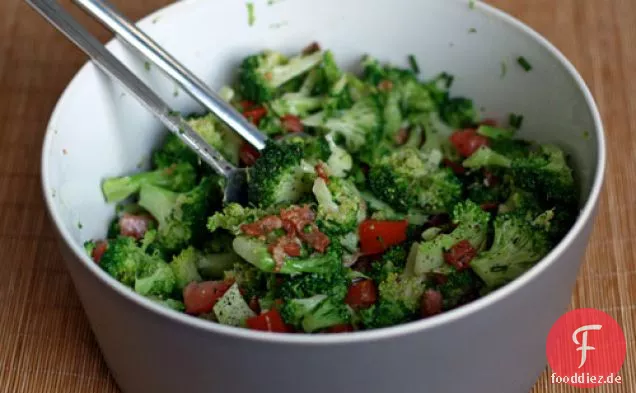 Abendessen heute Abend: Brokkolisalat mit Speck, Schnittlauch und Tomaten