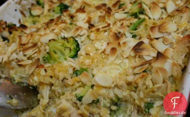 Cheesy Brokkoli, Huhn und Reis Gratin mit knackigen Mandeln