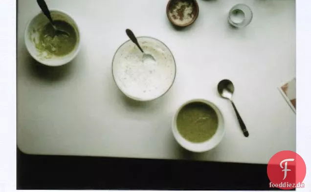 Brokkolisuppe mit Zitronen-Schnittlauchcreme