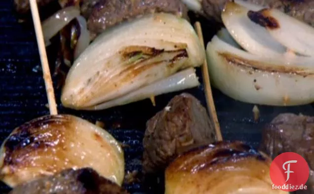 Gegrilltes Lendenbraten ohne Knochen und Vidalia-Zwiebelspieße
