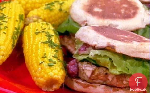 Cranberry Moor Türkei Burger, serviert mit Mais auf dem Kolben mit Schnittlauch Butter
