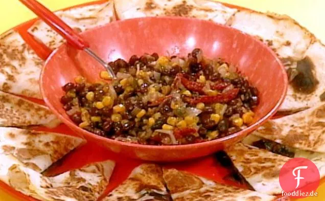 Wildpilz-Quesadillas mit warmer Salsa aus schwarzen Bohnen
