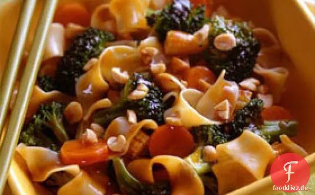 Brokkoli-Erdnuss-Stir-fry Mit Nudeln