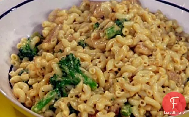 Mac und Cheddar-Käse mit Huhn und Brokkoli