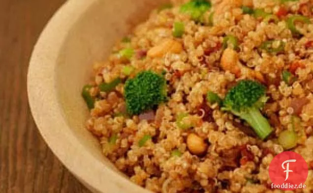 Pikante Quinoa mit Brokkoli und Cashewnüssen