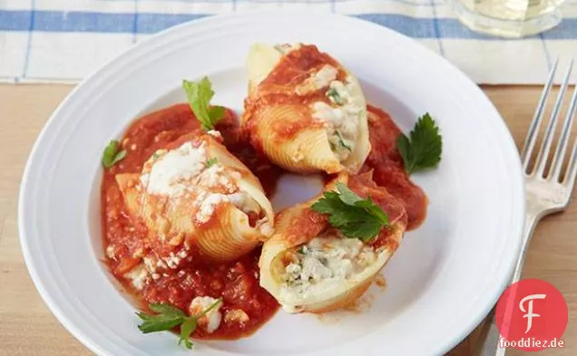 Truthahn und Artischocken gefüllte Muscheln mit Arrabbiata-Sauce