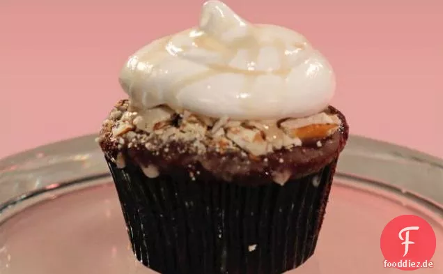 Schokoladen-Kirsch-Cola-Cupcakes mit roter Lakritzfüllung und Marshmallow-Zuckerguss