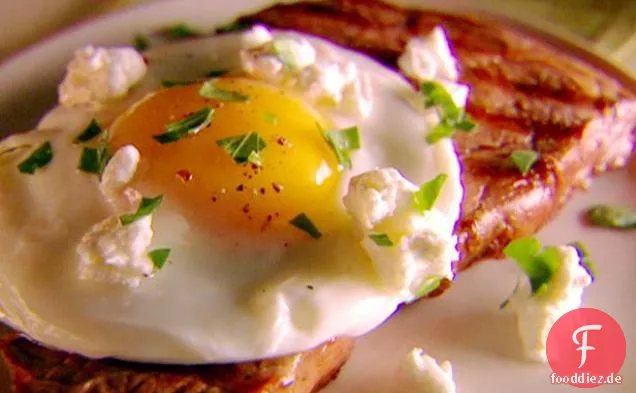 Gegrilltes toskanisches Steak mit SPIEGELEI und Ziegenkäse