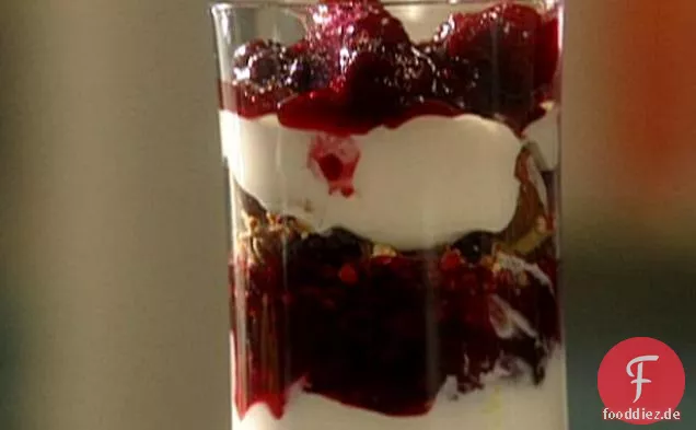 Zitronen-Joghurt-Beeren-Wirbel mit hausgemachtem Müsli