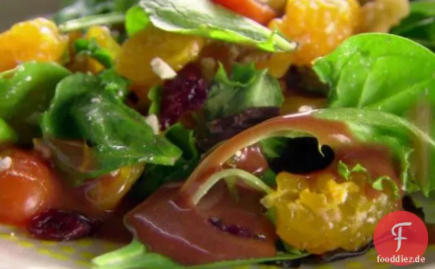 Geworfener Salat und Himbeervinaigrette