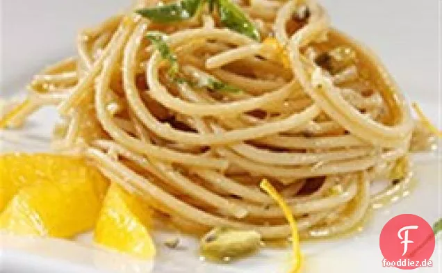 Vollkorn Spaghetti mit gemischten Nüssen Pesto und Orangenschale