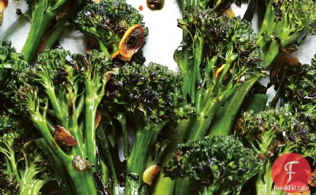 Verkohlte Broccolini mit Knoblauch-Kapern-Sauce Rezept