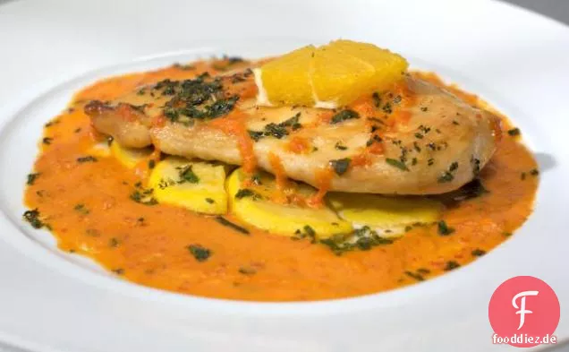 Orange Chicken Scaloppine und Sunburst Squash Escabeche mit geröstetem Pfefferpüree