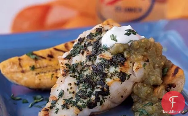 Gegrillter Zackenbarsch mit Kochbananen und Salsa Verde