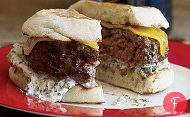 Rindfleisch-Lamm-Burger mit Cheddar und Kapern-Remoulade